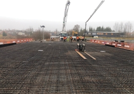 ostęp prac przy budowie mostu przez rzekę Białą w Fastach - Mosty Łódź S.A.
